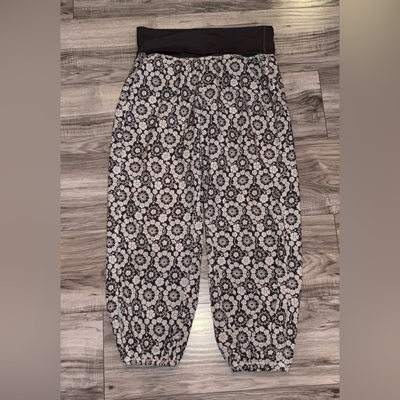 Lululemon Om Pants | Size 6 | Grey & White Floral | Like New Condition - Picture 4 of 6